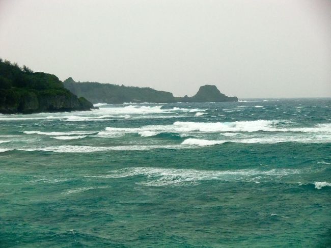 それにしても荒れた沖縄の海（写真）。ホテルの館内から出ると強風で吹き飛ばされるくらいである。