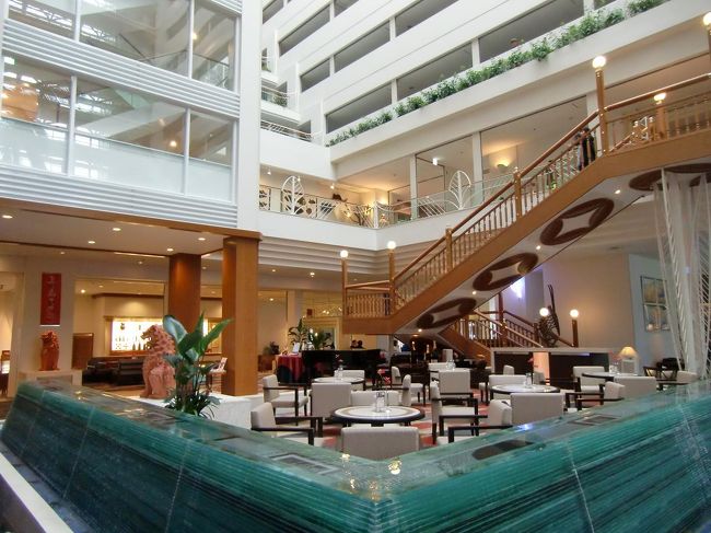 ロビーラウンジ（写真）は私のお気に入りの場所である。飲食メニューは以下のサイト参照<br />http://www.renaissance-okinawa.com/restaurant/lobby/recommend01.html?9