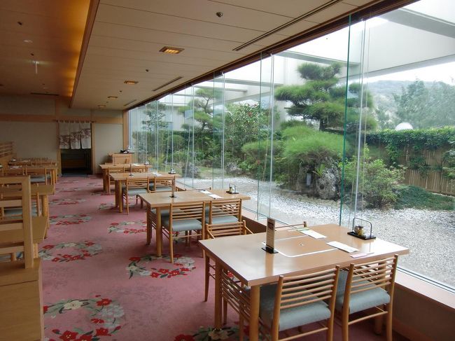 平日のランチタイムなのお客は少ない。海が見える席に座って「島唄」弁当を頂く。