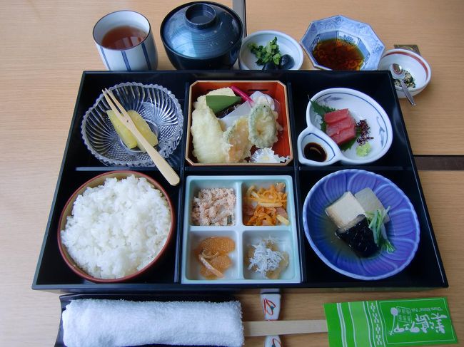 クラブサビーメンバー用に出される無料の「島唄弁当」（写真）。刺身、天ぷら、煮物、どれも手抜きはなく十分うまい。
