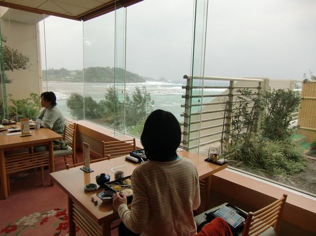 冬の荒れる海（写真）を眺めながら、妻と和食の弁当を食べる。この後、デザートを食べに「アンビルハウス」に行こうか？と話し合う。