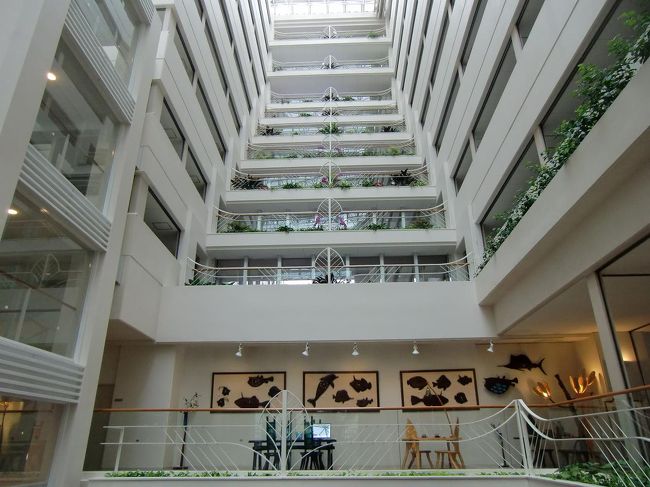 何もしない優雅なリゾート生活のはじまり。ロビーラウンジから見上げると、階段状（写真）に上層階が作られている。
