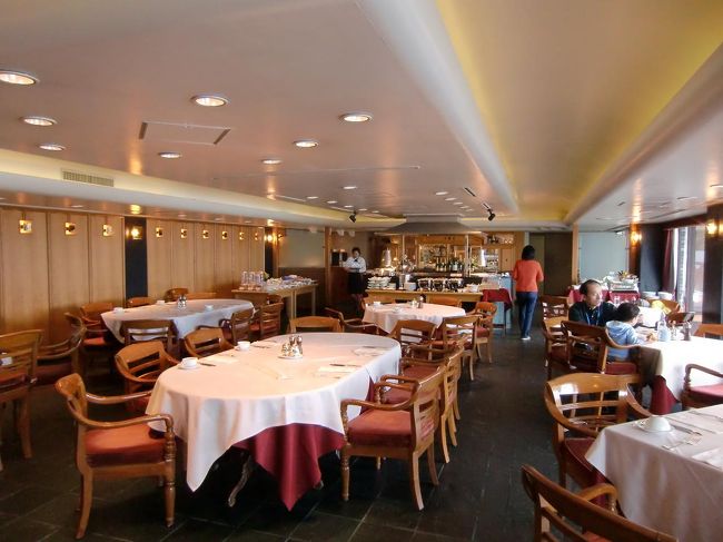 アンビルハウスの店内（写真）は高級感があっていい。ここは「ステーキ・オマール・鮑を贅沢に味わうスペシャリティレストラン」という。詳しくは以下のサイト参照。<br />http://www.renaissance-okinawa.com/restaurant/anvilhouse/infomation.html?3