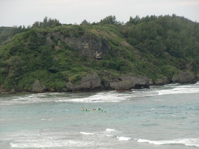 そして、お腹一杯になったところで部屋にもどって「お昼ね」である。写真：荒れた海でも果敢に遊ぶ人達
