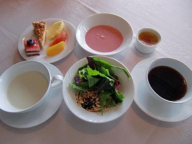 店内にはいつもピアノの美しいBGMが流れ、ゆっくりティータイムを過ごすのに最適の場所である。