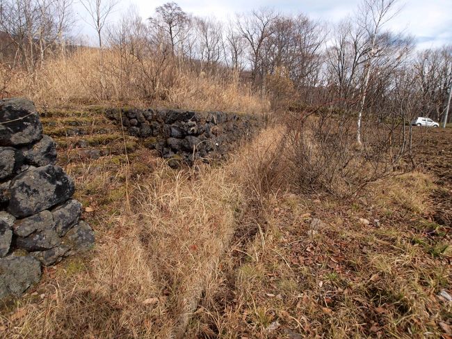 　石津小中学校跡。石段と階段が残るのみ。