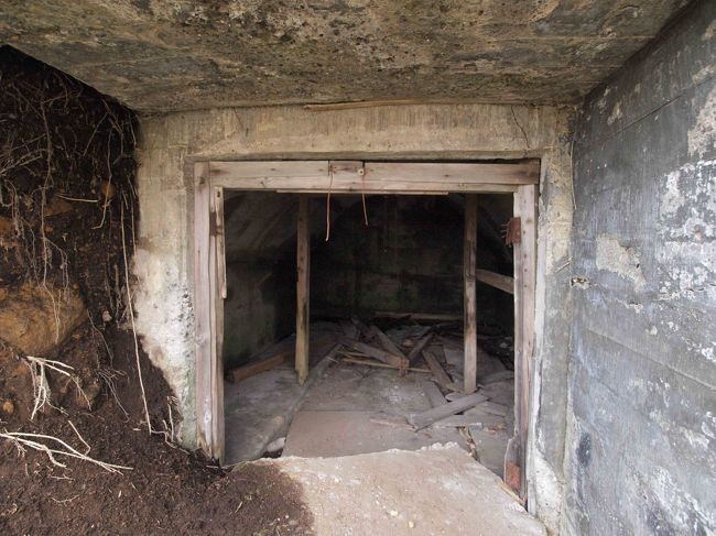 　倉庫内部は崩落の危険がありそう。