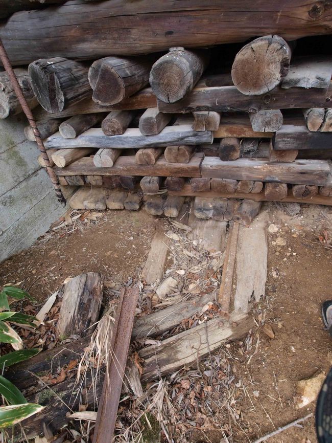 　坑道入り口は木材で堅く閉ざされています。