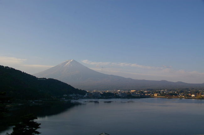 朝です。<br />河口湖越しの富士山がこんなにきれいに見えました。<br />晴れて良かった。