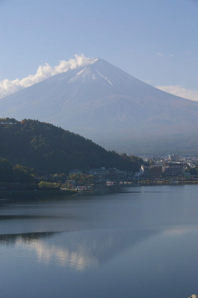 朝食後、また富士山を見てみると・・・<br />湖面が落ち着き、逆さ富士が見れました。