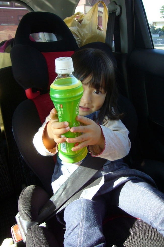 車に乗り込むと、<br />昨日富士山5合目で飲んで、キャップを閉めておいた<br />ペットボトルがこんな状態に。<br /><br />そうか、ポテチ袋とは逆のことが起きるわけか。