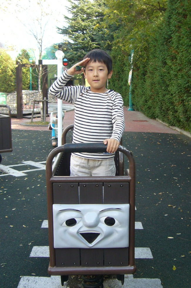 富士急ハイランドに到着。<br />平日ということもあって（今日は月曜日）すいてます。<br /><br />これから私は別行動。<br />「えぇじゃないか」<br />「Fujiyama」<br />行ってきます。