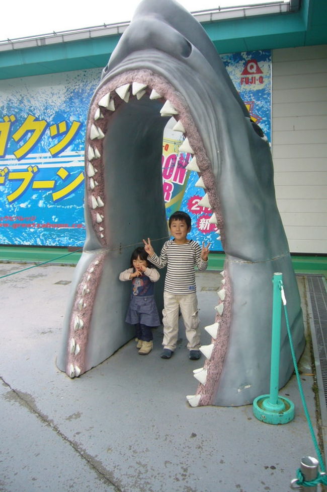 ジョーズに飲み込まれそうな子供達。