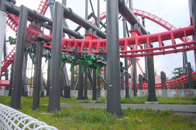 これが「えぇじゃないか」です。<br />スピードが乗ってすぐ、<br />自分がどういう状態になってるかわからなくなります(^_^;<br />「こんな風になるわけない！」<br />「壊れてる！早く停めて！」<br />って感じ(^_^;<br /><br />わけわからないまま終わっちゃったので、<br />いつかもう一度乗りたいです。<br /><br /><br />ではこれにて。