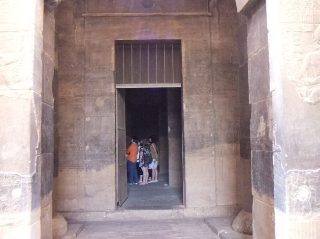 中は誕生殿になっていて、（記憶が正しければ）うす暗い部屋にレリーフが描かれています。