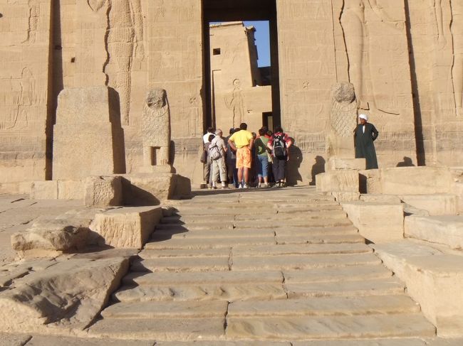 右側の中央入口の前には、スフィンクスのような狛犬のような（そういえば狛犬ももとはスフィンクスでした）ものが立っています。中央入口の向こうには第二塔門が既に見えています。