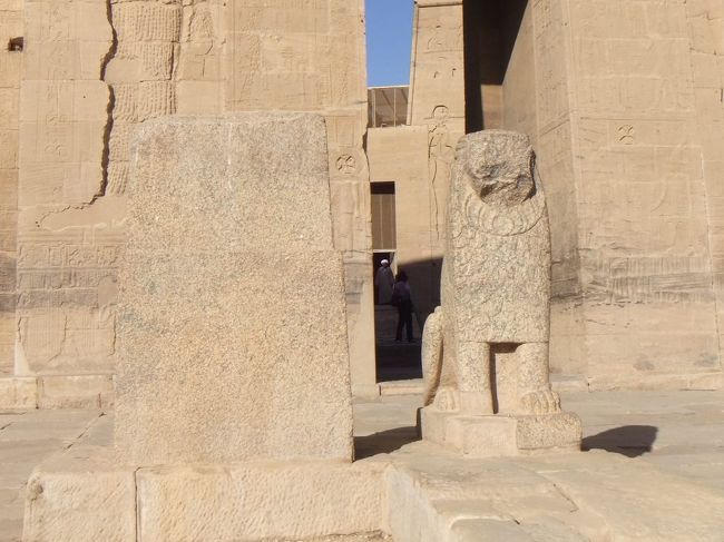 スフィンクスのようなものは、近づくとこんな感じです。スフィンクスのようなものの左側には、ここにあったオベリスクの根元が残っています。中央入口の左右には、十字架のマークがあります。イシス神殿にはコプト教徒（キリスト教徒の一種）が住んでいて、あちこちに十字架を刻みました。