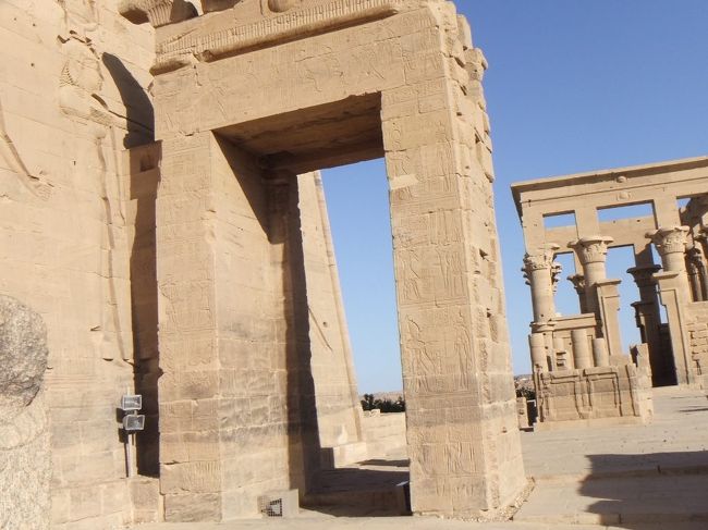 中央入口前で右を向くと、門のようなものが見えます。これは誰かの神殿（だったでしょうか）の跡です。誰の神殿か忘れました。分かったら、このページを更新します。右側に見えるのはトラヤヌス帝のキオスクです。