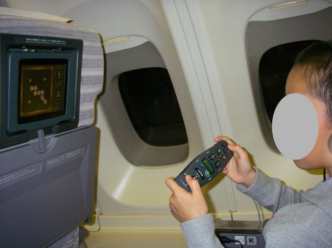 ＪＡＬウェイズ０９４２便<br />大好きな２階席<br /><br />座席指定できるのも個人旅行の魅力♪<br /><br />着いたら運転だから飲めねーよってボヤくダンナ<br />そのとなりで容赦なくワインを堪能(￣ε￣　)<br /><br />キレイな夕日を見れるのは左側席です<br /><br /><br /><br />