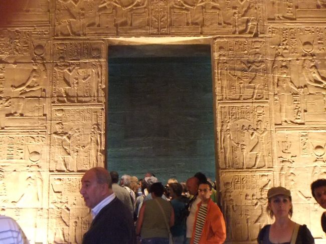 正面に青っぽい照明のついた部屋があります。これが至聖所（神殿で一番大事なところ）です。ここには、