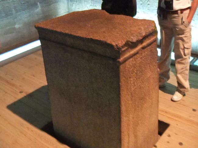 四角いものがあります。多分、厨子（ずし）です。中に神殿で一番大切な像か何かが入っていたのだと思います。