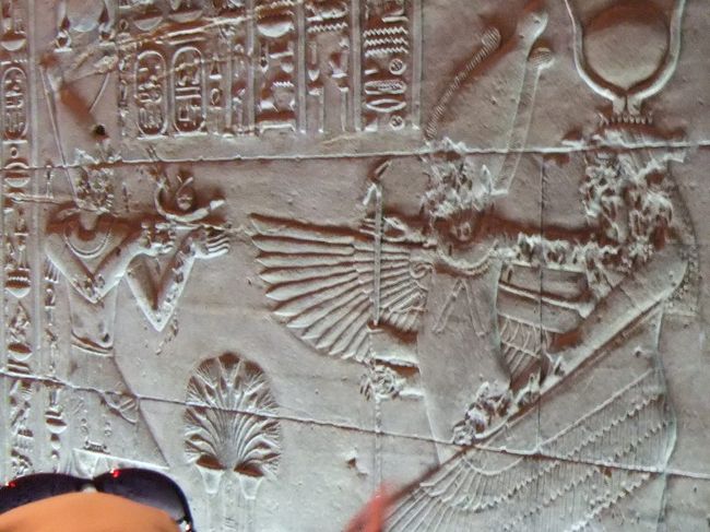 正面向かって左側の壁には、このようなレリーフがあります。右側のイシス女神が羽でオシリス神（旦那さん）を守っている姿が描かれています。左に描かれているのは多分ファラオです。