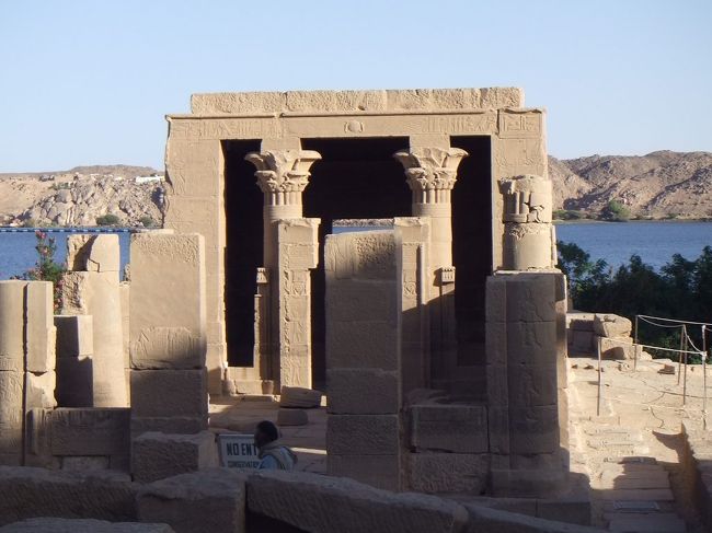 トラヤヌスのキオスク前から、左回りにイシス神殿の周囲を回ってみます。トラヤヌスのキオスクの左側に、似たような建物がありますが、こちらはハトホル神殿です。手前に「NO ENTRY」と書かれていて、立ち入り禁止のようです。