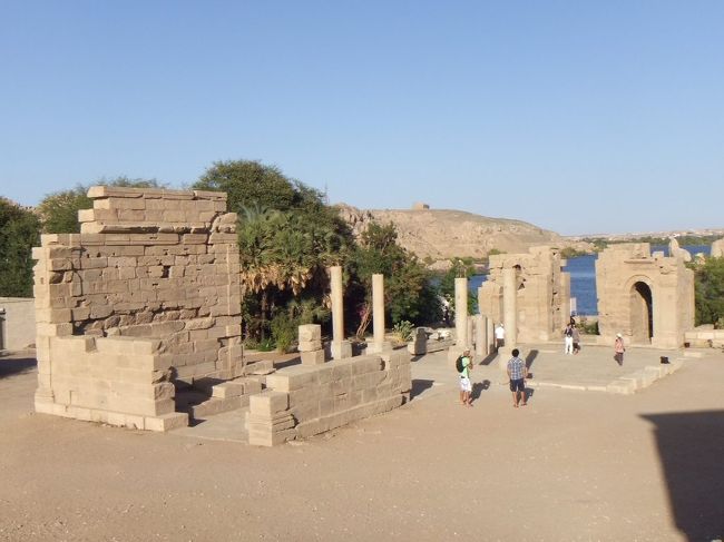 さらに回ってイシス神殿の裏側に行くと、このような構造物があります。向こう側がアウグストゥスの礼拝堂で、手前が（多分）教会の跡です。