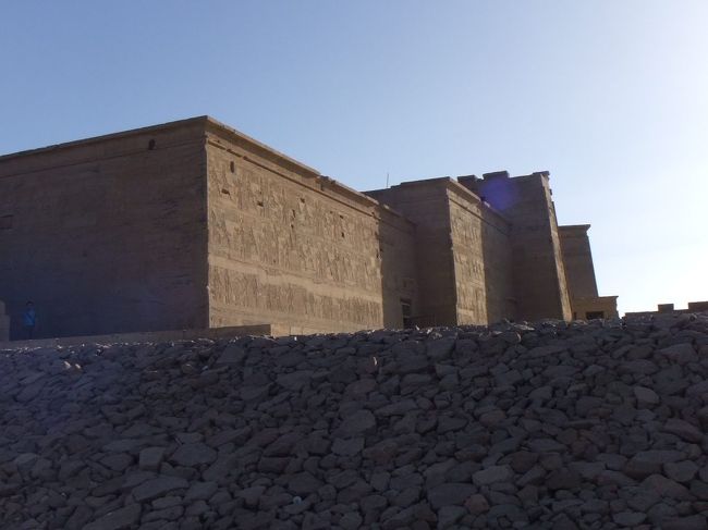 イシス神殿を裏側から眺めると、こんな感じです。右側を回って戻ります。途中にハドリアヌスの門があるはずですが、地図がのっている地球の歩き方をバスに置いてきてしまい、見逃してしまったようです。いくつか撮った写真の中に写っているかもしれません。特定できたら、このページを更新します。