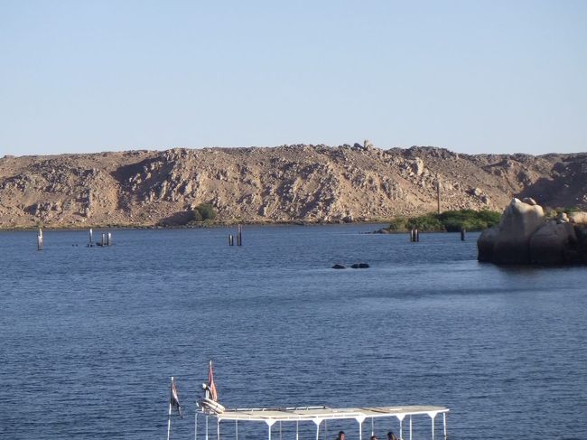 船着場前（イシス神殿が正面に見えるところ）に戻ります。右前方にはトラヤヌスのキオスクが見えています。その手前右手にトイレと売店があって、売店のあたりから海を眺めると、こんな風に木の杭がいくつも海の上に飛び出ています。ここが本来イシス神殿があったところです。