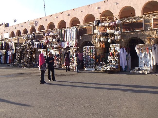 全員がそろったところで船に乗って戻り、１６時頃陸側に到着。やはり土産物屋があります。すぐバスに乗って出発。