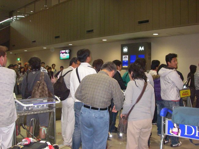 無事に成田到着<br /><br />どうせならグアムでカウントダウンしてみたかったけど<br />ホテル代高くて無理でした( ￣_￣)