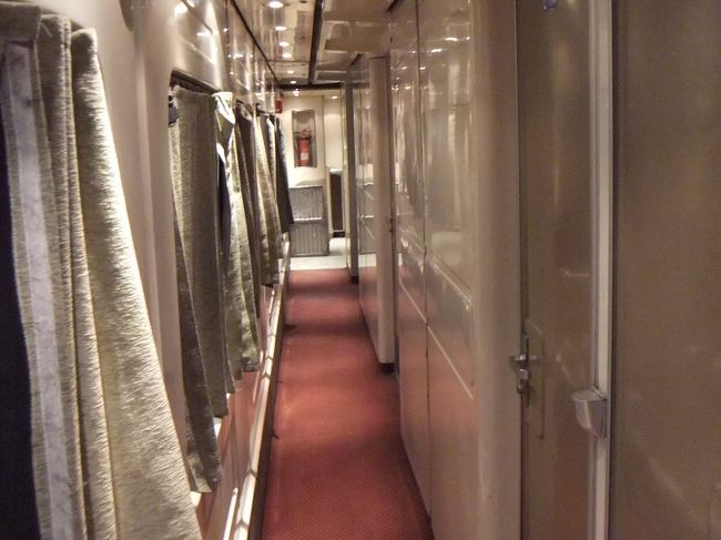 通路があって、左側は窓で、右側に客室が並んでいます。