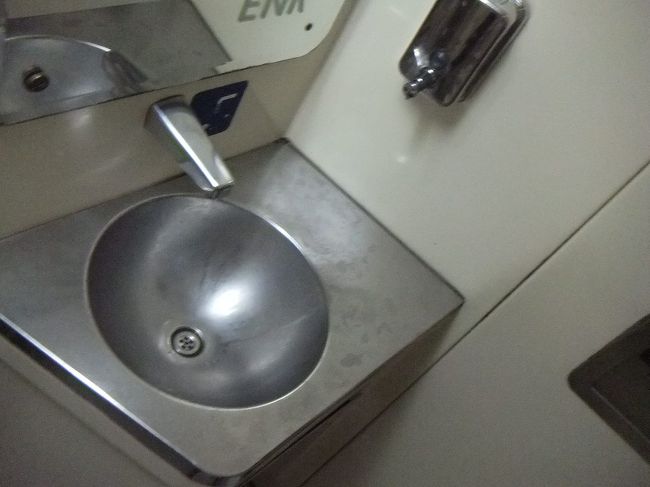 脇には手洗い台もついています。