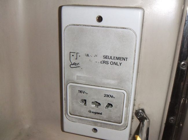 洗面セットには、唯一のコンセントがあります。文字が剥げていますが、よく見るとシェーバー専用となっていて、試しにカメラのアダプターをつけてみますが使えません。今夜は充電できません（たとえ使えても高い不安定な位置にあるので充電は無理です）。予備の電池を２つ用意してきたので、問題ありません。