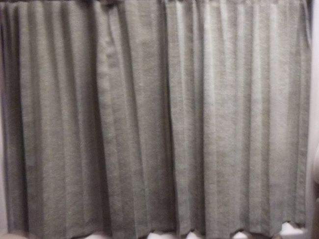 正面にはカーテンが閉まっていますが、