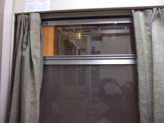 カーテンを開けると窓があります。下側は曇りガラスになっていますが、上側は透明なので外の景色を眺められます。