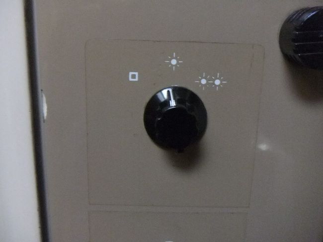 一番上のダイヤルは照明のスイッチです。左側に回すと照明が消えます。