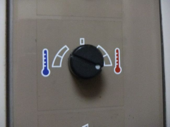 真ん中は冷暖房のスイッチです。冬なので右側になっています。（個人的にわたしの部屋は）暖房がちゃんと効いて、快適に過ごせました。
