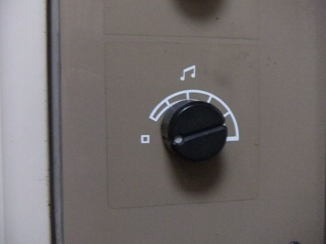 一番下は音楽のボリュームです。部屋に入るといきなり音楽がかかっています。とりあえず、左に回して音を消しておきます。