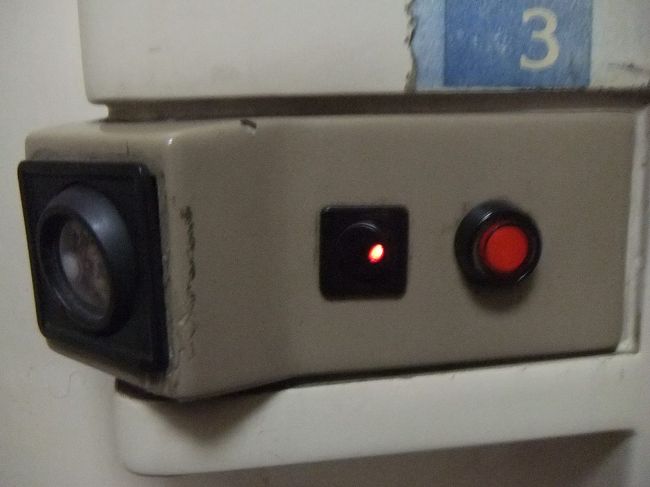 黒いスイッチの更に下に、このようなスイッチがあります。右側の赤いボタンは呼び出しボタンだそうです。左側のランプがついているスイッチを押すと、部屋を暗くしたときのためのオレンジ色のランプが左側につきます。それとともに、暗くした時は天井の照明もオレンジ色になります。このスイッチは、もっと上の方にもついています。二段ベッドにしたとき、上の人が使うためです。