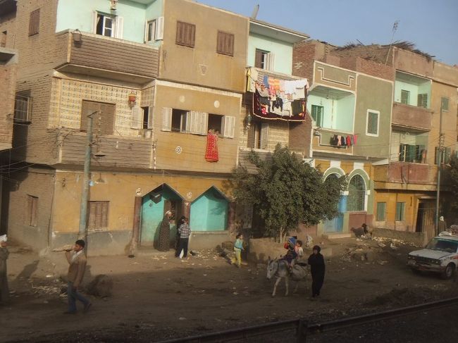 ８時１０分には、人々の営みが少し見える場所にしばらく停車。ところで、ギザ駅の予定到着時刻は８時ですが、毎回遅れるそうです。