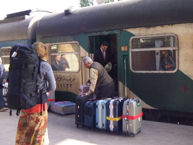 ポーターの人がみなさんのスーツケースを降ろします。