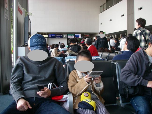 搭乗口での待ち時間てなにげに好きです<br /><br />これから行くんだぞーっていうワクワク感(⌒〜⌒)と<br />この日のために頑張った達成感(*￣ー￣*)