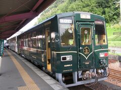 人吉駅まで1駅、くまがわ鉄道に乗車します。ＫＵＭＡというおしゃれな車両がやってきました。