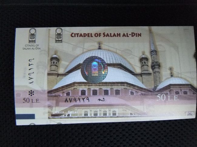 ガイドさんがチケットを配り、７時５０分に到着。モスクはイスラム教の建物です。イスラム教についてガイドさんが説明します。今日はたまたま、イスラムの暦で１月１日なのだそうです。でも、ガイドさんの説明が長すぎます。バスを降りられません。何かと思っていたら、早く着きすぎてモスクが開いていませんでした。８時になってバスを降ります。