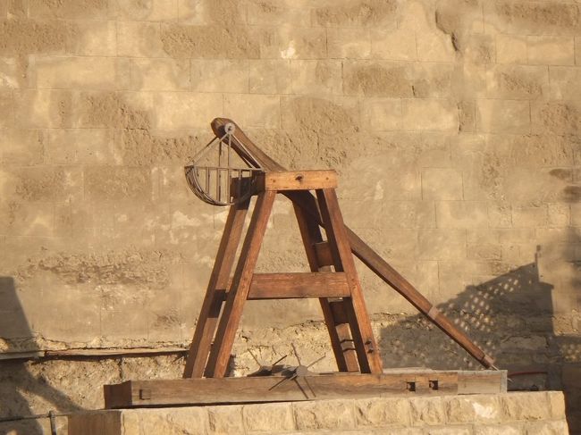 木製の投石器があります（ガイドさんの日本語が聞き取りにくかったのですが、多分そう言ったと思います）。