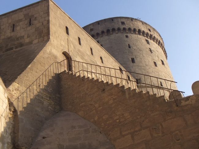 入口の門を入って振り返ると、上の階段を上ったところは、昔の兵士がいた所だそうです。