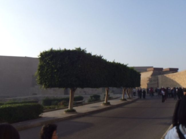 ピンボケ写真ですが、この曲線的な道路を歩いていき、その先を右に曲がるとモスクがあります。曲がる直前に左を見ると、