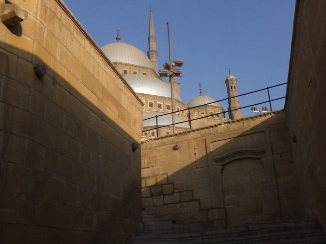 右に曲がって石段をのぼれば、モスクです。